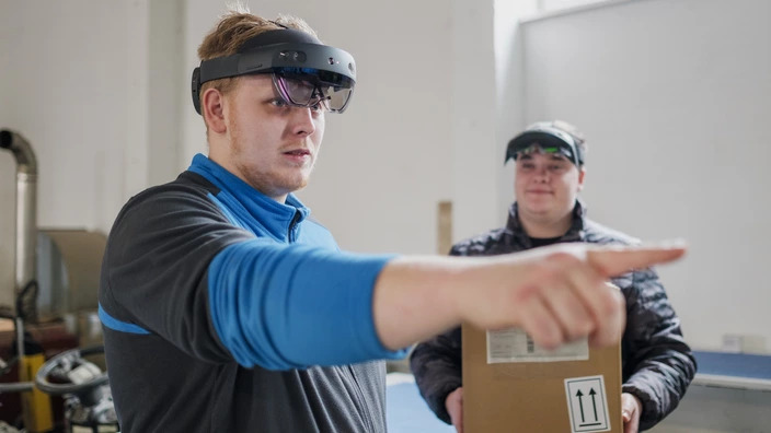 Bild eines Auszubildenden mit einer VR-Brille