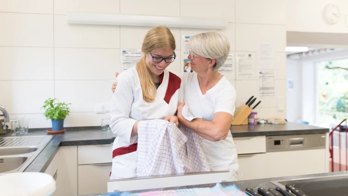 Ein Auszubildende mit ihrer Ausbilderin in der Küche