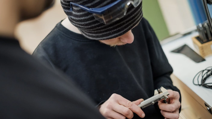 Bild eines Auszubildenden mit Messgerät