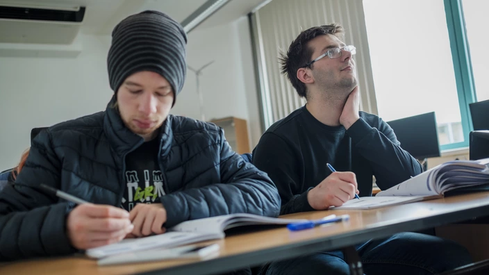 Bild mit zwei Schülern in der Schule