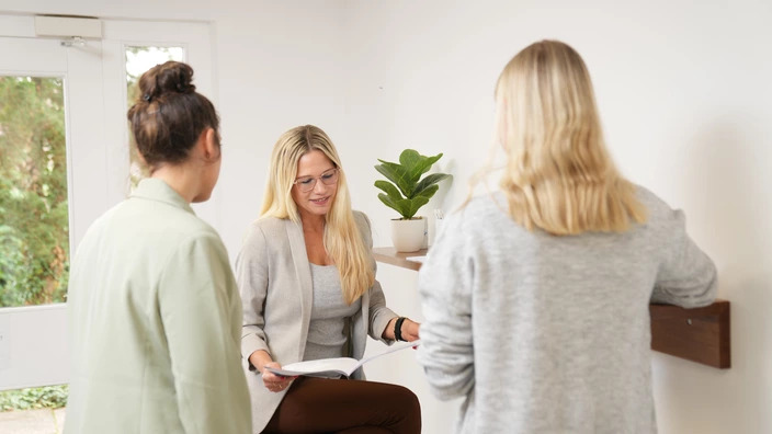 Drei Frauen im Beratungs-Gespräch